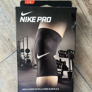 Nike Closed Patella Knee Sleeve 2.0 (Large)